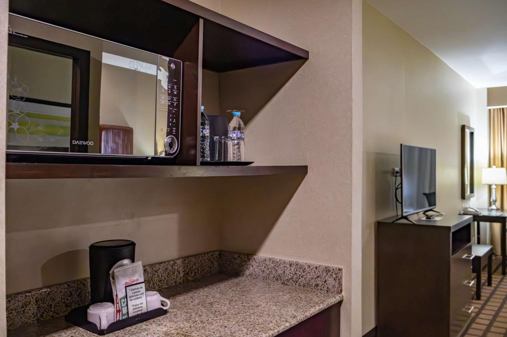 Best Western Premier Monterrey Aeropuerto Apodaca Exterior foto A microwave in a hotel room