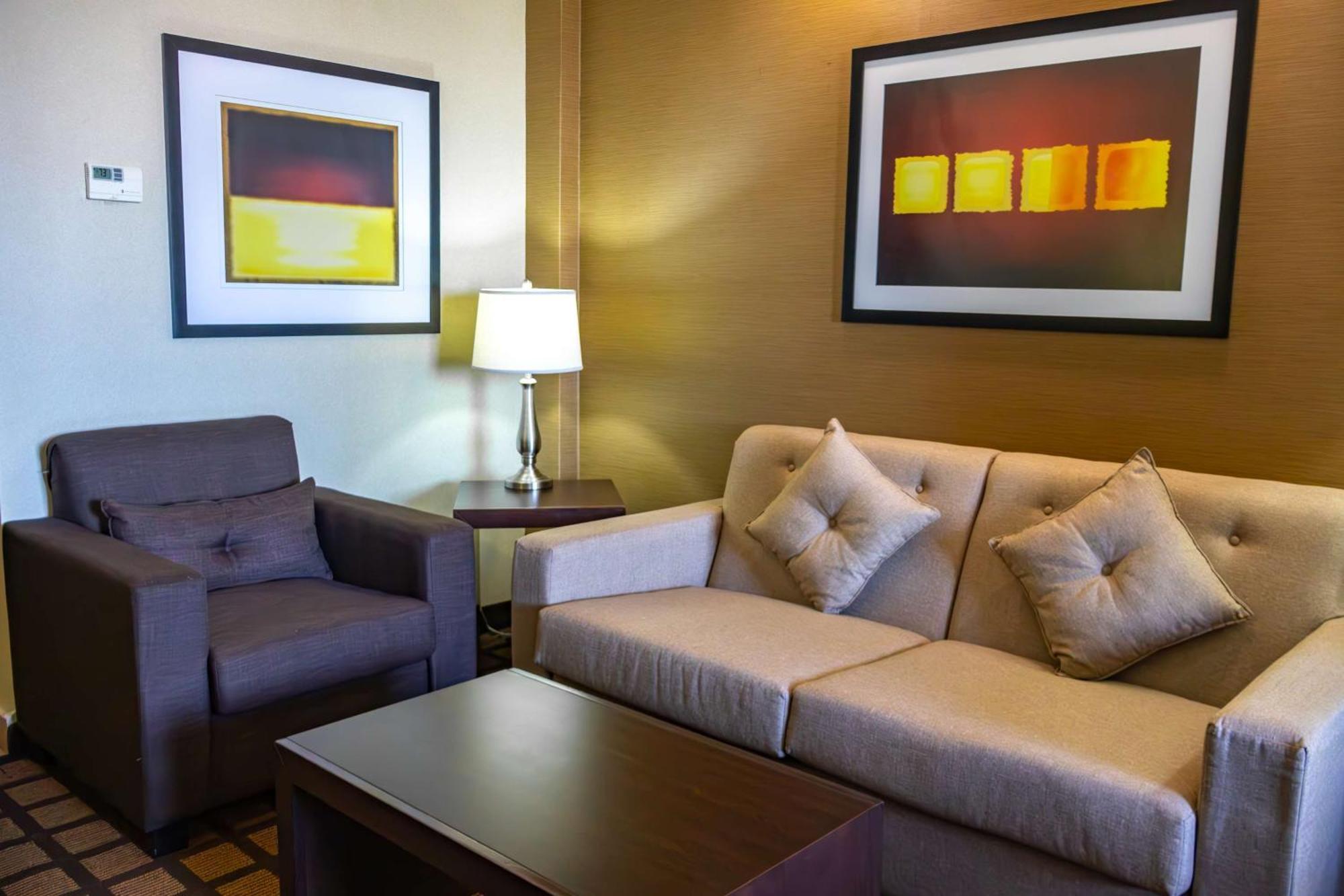 Best Western Premier Monterrey Aeropuerto Apodaca Exterior foto A living room in a typical hotel suite