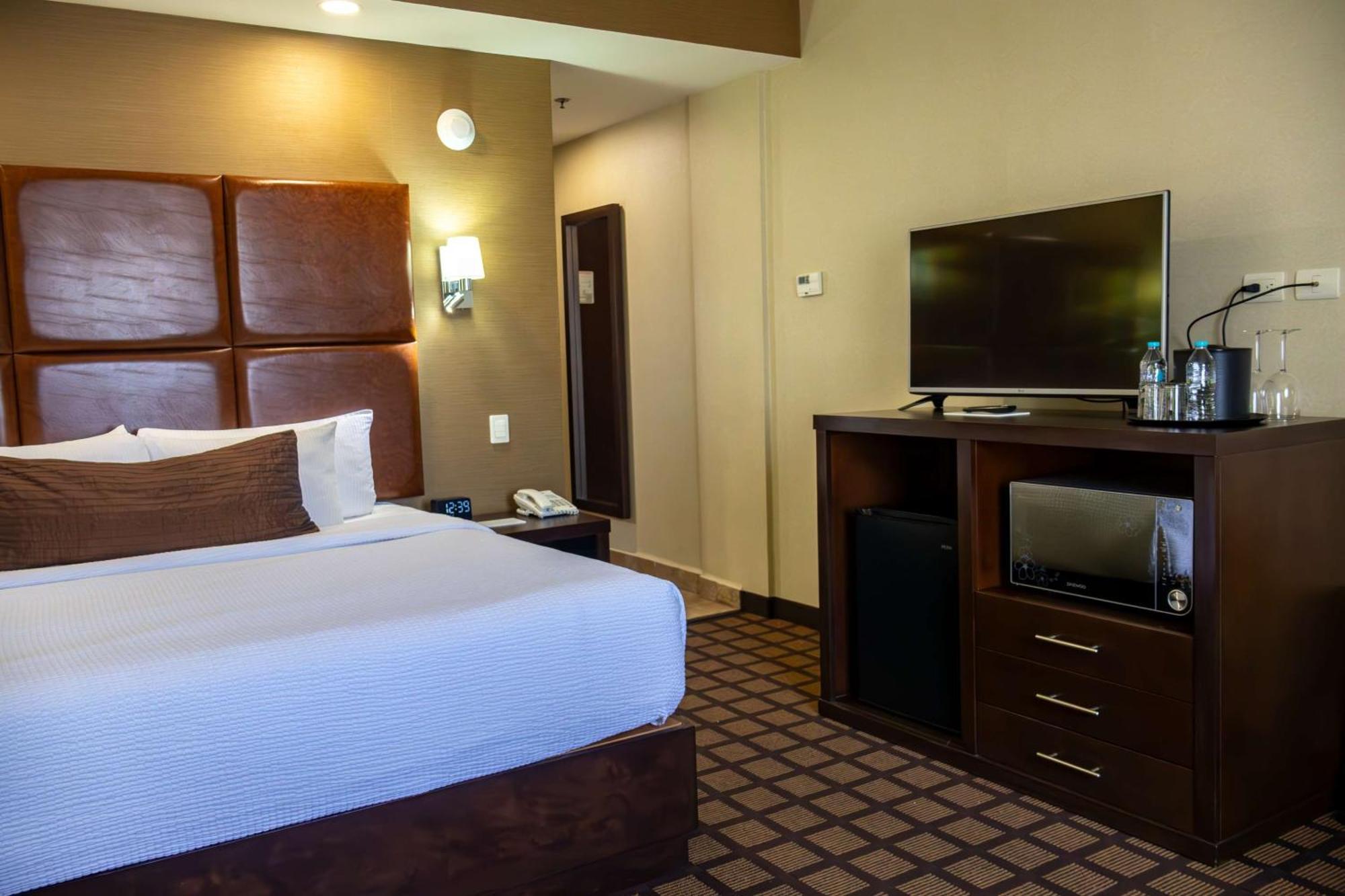 Best Western Premier Monterrey Aeropuerto Apodaca Exterior foto A room at the Hilton Garden Inn in San Francisco