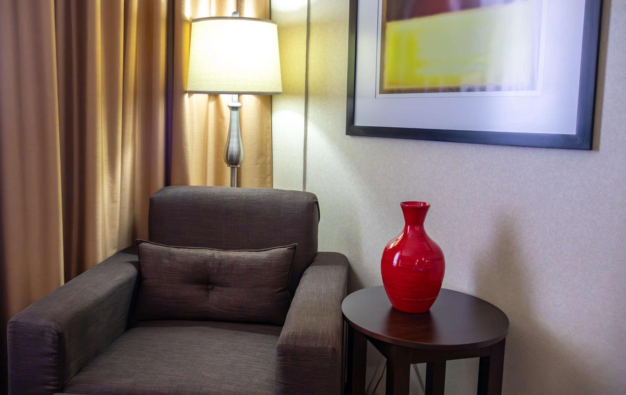 Best Western Premier Monterrey Aeropuerto Apodaca Exterior foto A vase on a table