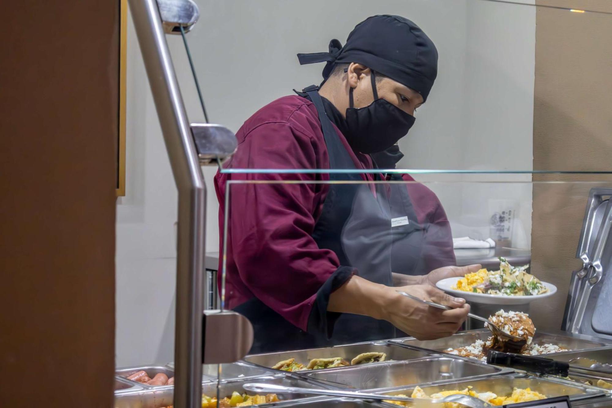 Best Western Premier Monterrey Aeropuerto Apodaca Exterior foto A cook wearing a face mask at a hospital in New York City