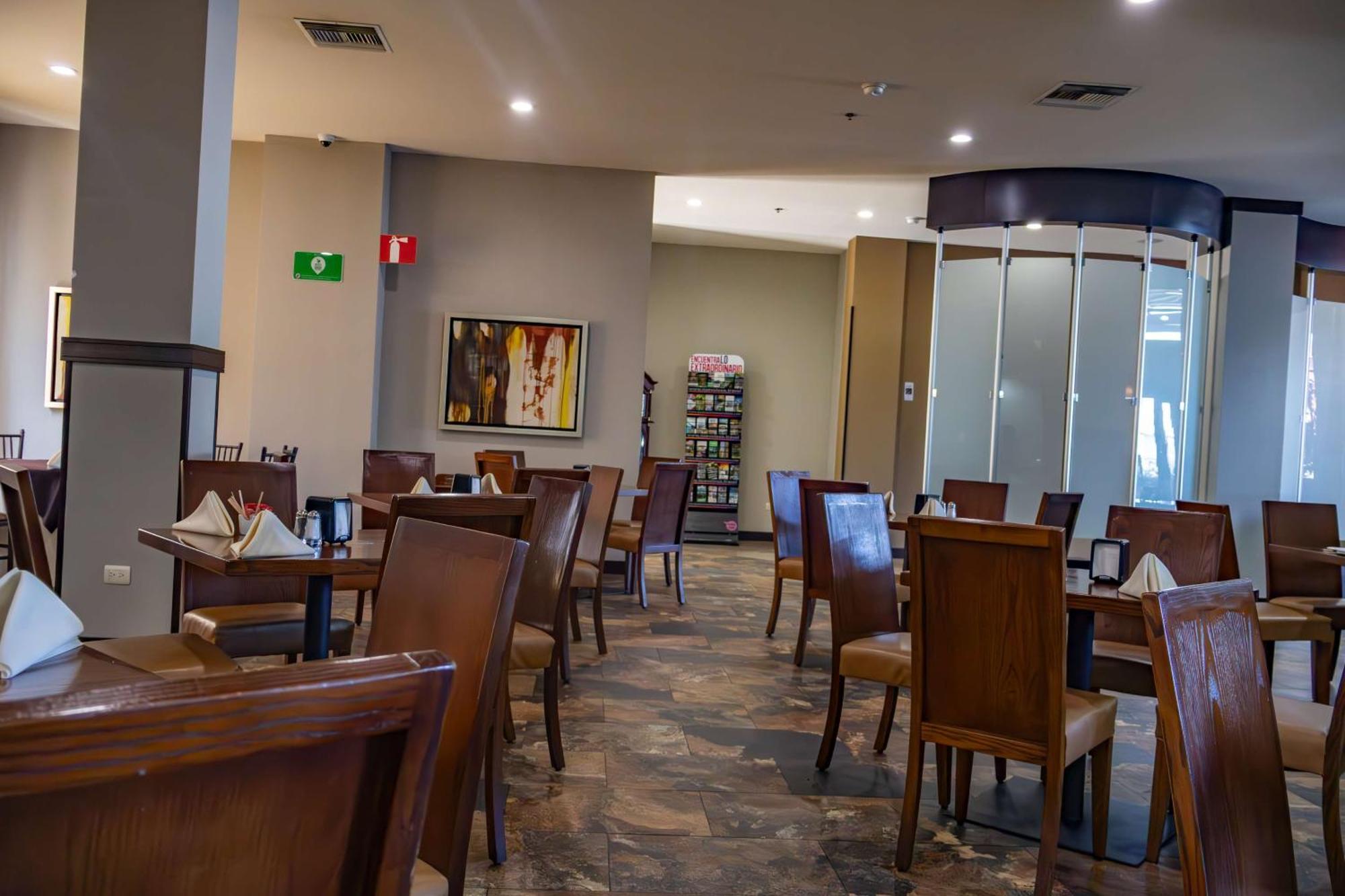 Best Western Premier Monterrey Aeropuerto Apodaca Exterior foto The interior of the restaurant