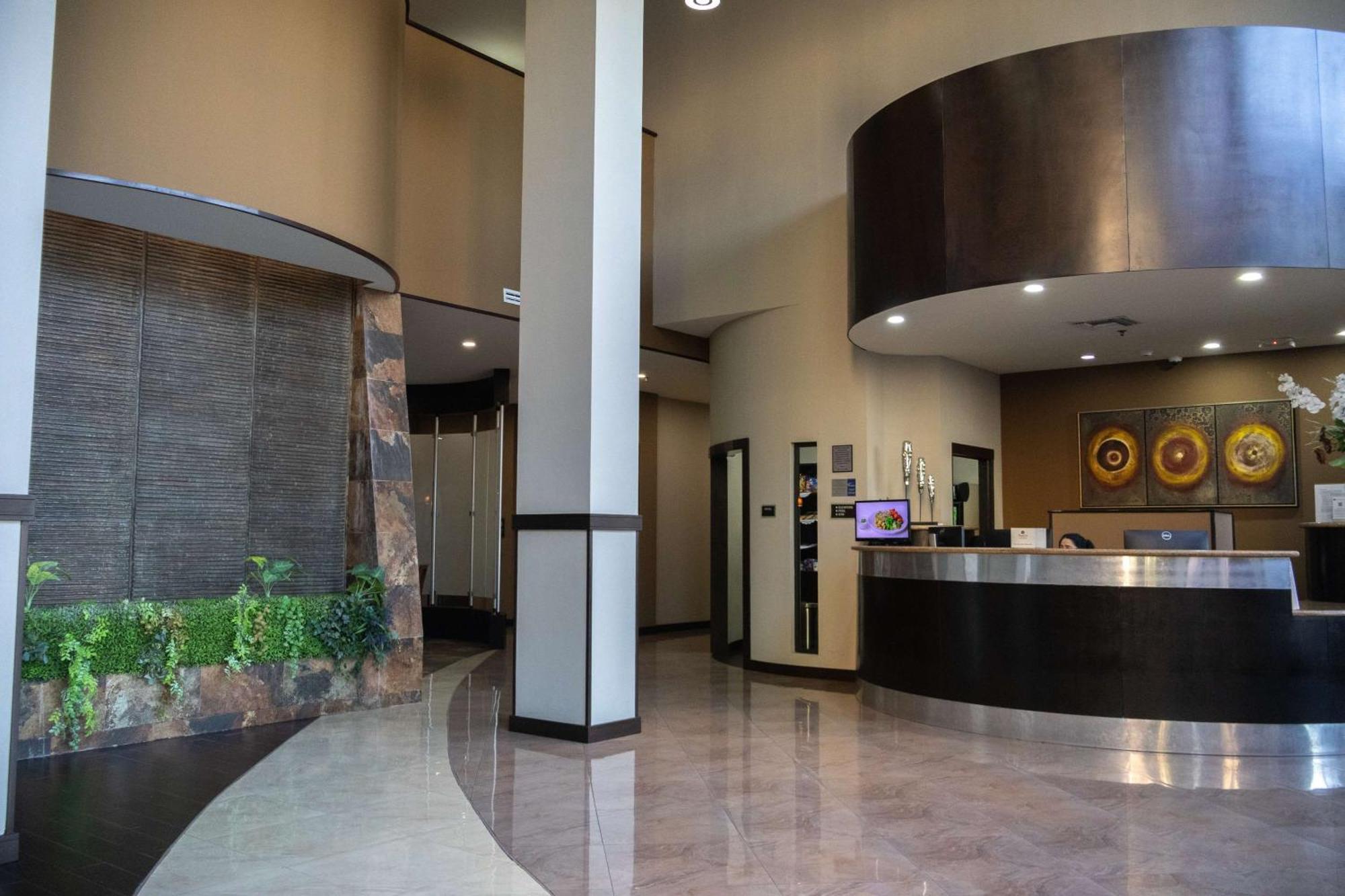 Best Western Premier Monterrey Aeropuerto Apodaca Exterior foto Interior of the lobby