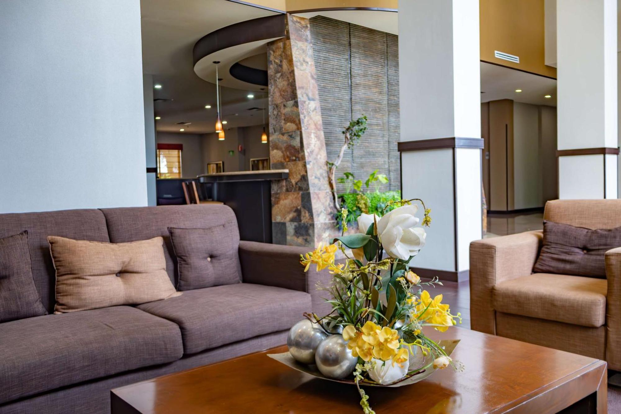 Best Western Premier Monterrey Aeropuerto Apodaca Exterior foto Lobby