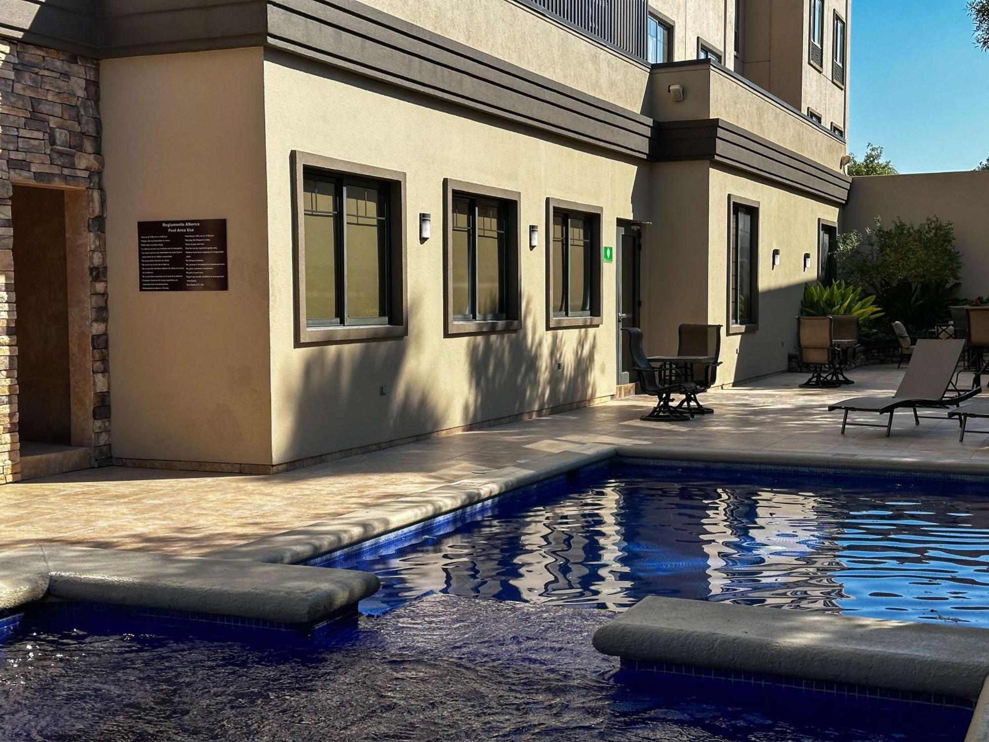 Best Western Premier Monterrey Aeropuerto Apodaca Exterior foto The pool at the hotel