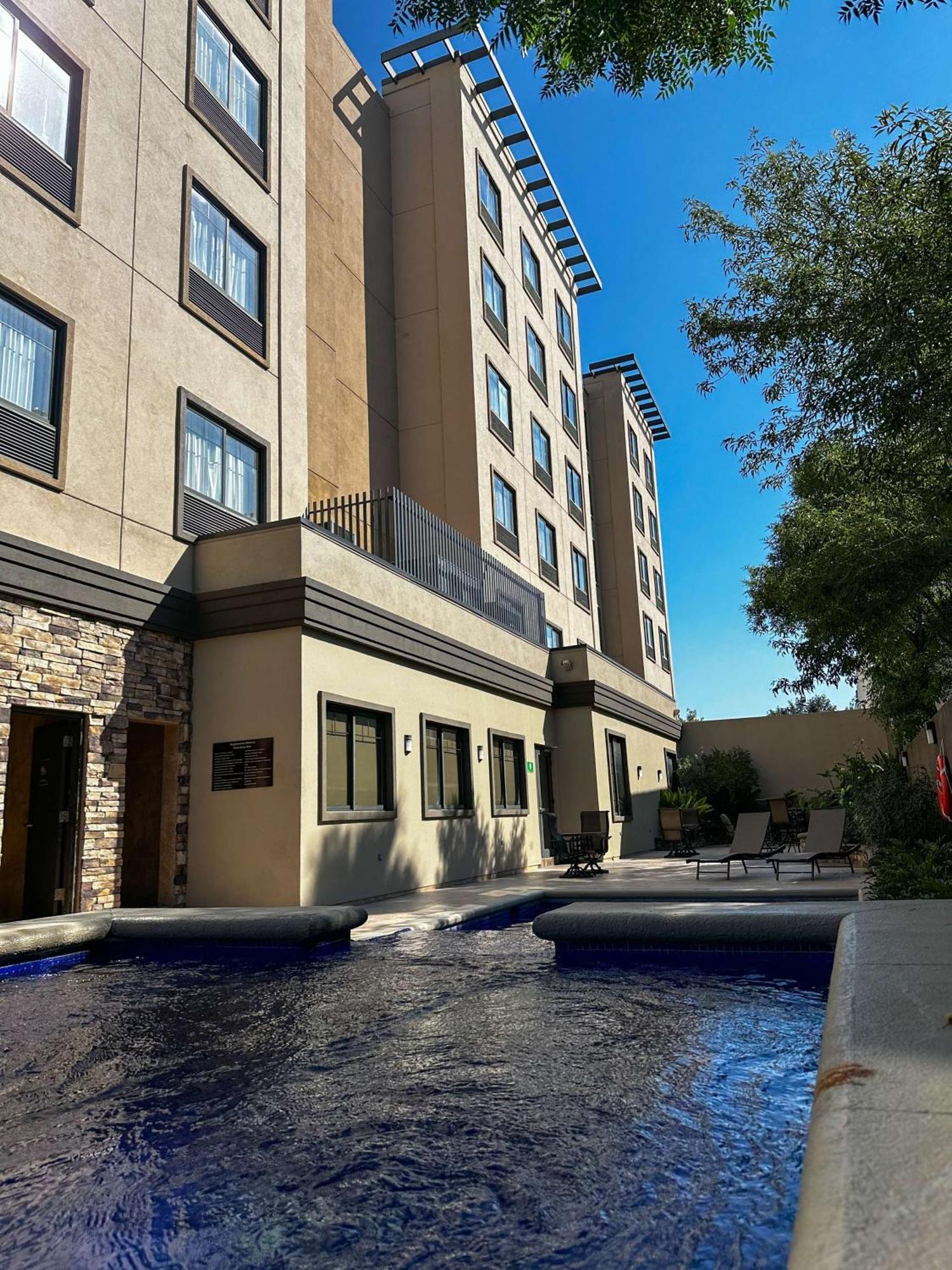 Best Western Premier Monterrey Aeropuerto Apodaca Exterior foto The hotel's pool