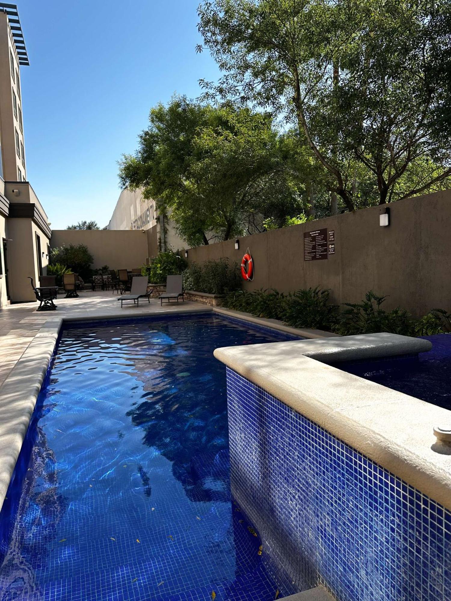 Best Western Premier Monterrey Aeropuerto Apodaca Exterior foto Swimming pool at the hotel